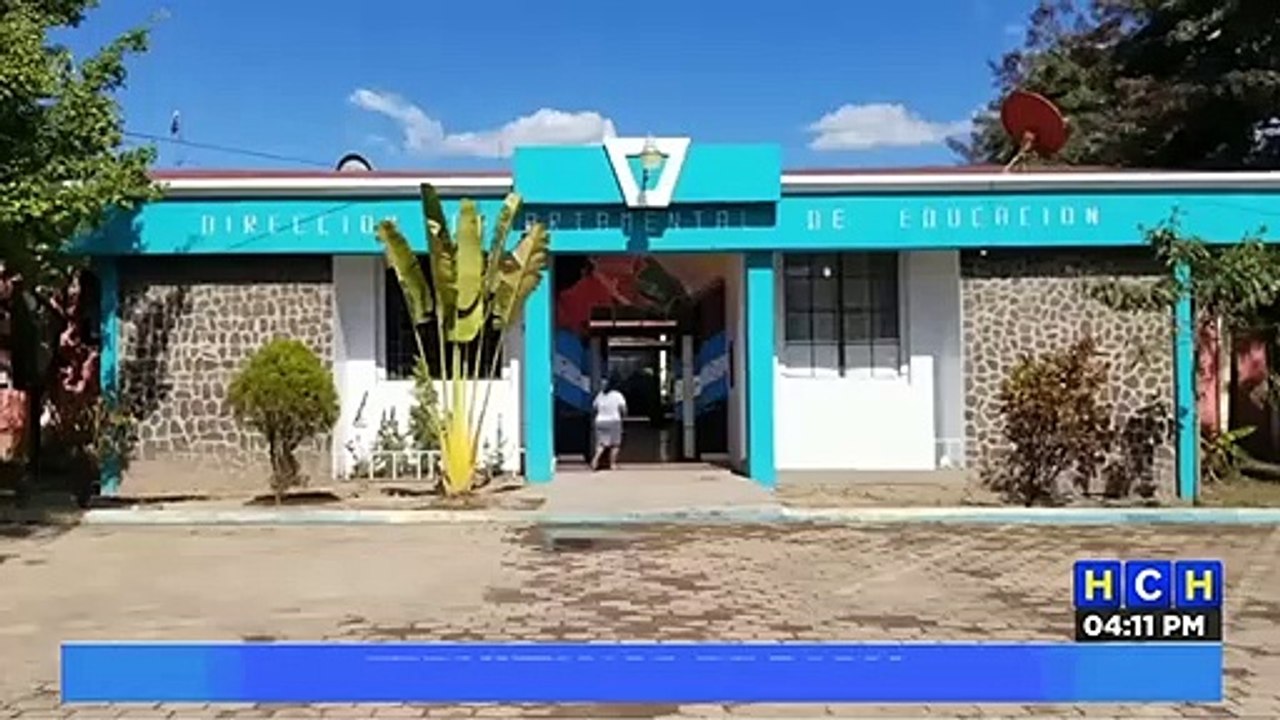 Alcalde llega junto a la Policía a sacar a maestros que estaban dando clases en Manto, Olancho