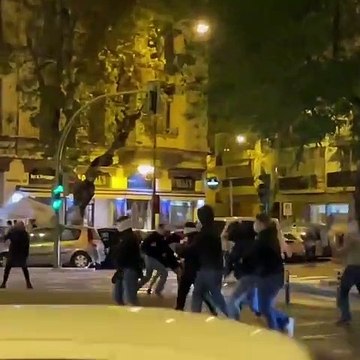 Pelea de ultras del West Ham y el Eintracht de Frankfurt en las calles de Sevilla