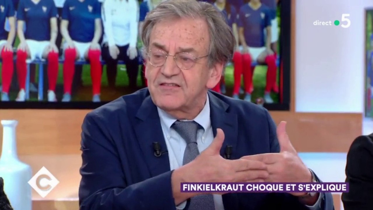 Zapping du 07/06 : Alain Finkielkraut : " Le football féminin n’est pas un spectacle sportif"
