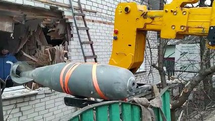 Ukrayna'da infilak etmeyen bomba, enkazdan böyle çıkarıldı
