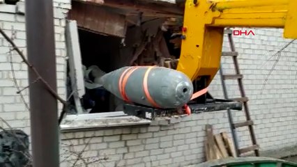 Ukrayna'da infilak etmeyen bomba, enkazdan böyle çıkarıldı
