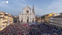 Ucraina, a Firenze per chiedere la pace. Zelensky in video-collegamento