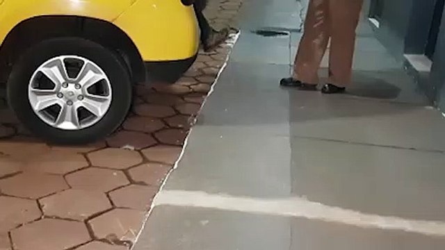 Condutor embriagado colide com veículo estacionado e é agredido por populares e detido pela PM