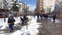Siirt'te karla mücadele çalışmaları devam ediyor