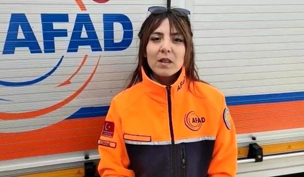 Donmak üzere olan yaşlı kadının ellerini nefesiyle ısıtan AFAD görevlisi o anları anlattı