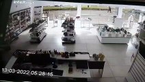 Veja momento exato em que ladrão quebra porta de vidro e furta produtos da loja