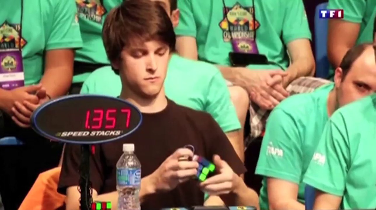 Le zapping du 21/07 : Il termine un Rubik’s cube en 5,6 secondes !