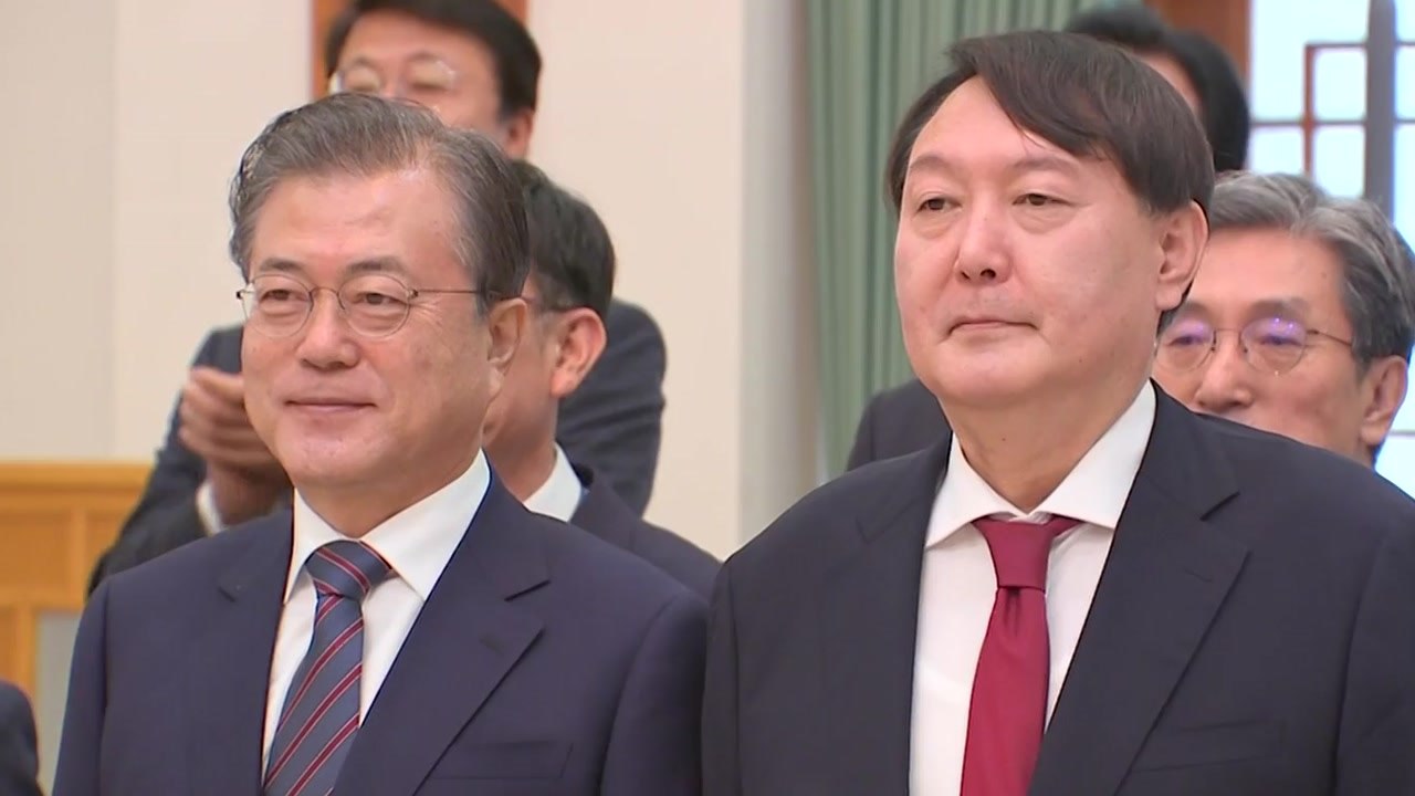 문 대통령, 윤 당선인에 축하 전화...조만간 회동 약속 / YTN