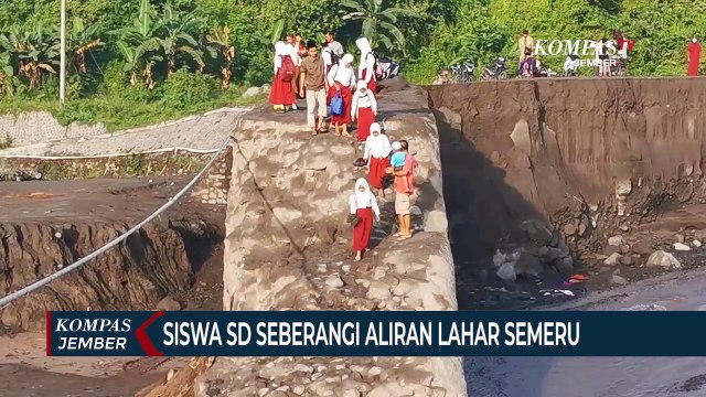 Siswa SD Seberangi Aliran Lahar Gunung Semeru saat Sekolah