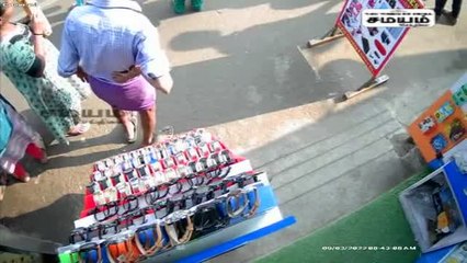 வாட்ச்சை திருடும் வயதான தம்பதியினர்; வைரல் வீடியோ!