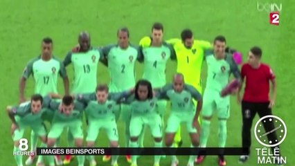 Le zapping du 08/07 : II s’incruste sur une photo officielle au côté de Cristiano Ronaldo