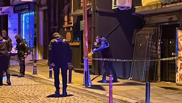 Kavgayı ayırmaya çalışan kurye bacağından vuruldu