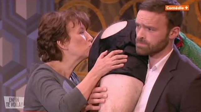 Zapping du 24/01 : quand Roselyne Bachelot embrasse une belle paire de fesses !