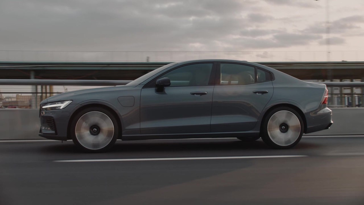 2023 Volvo S60 Recharge T8 in Thunder Grey Driving Video