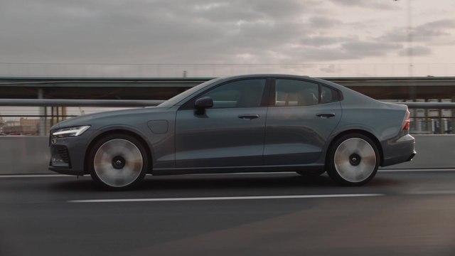 2023 Volvo S60 Recharge T8 in Thunder Grey Driving Video