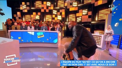 Cyril Hanouna offre son pantalon à Christian Clavier et finit en caleçon !