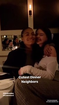 Deva Cassel et Tina Kunakey très proches lors d'un dîner pendant la Fashion Week