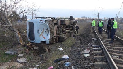 Tren midibüse çarptı: 27 yaralı