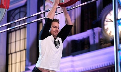 Stephen Amell dans Ninja Warrior