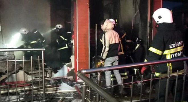 Polis kapı kapı dolaşıp uyandırdı, dumanların sardığı binada yaşayanlar tahliye edildi