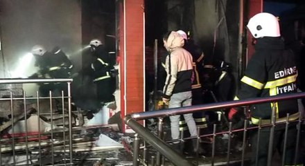 Polis kapı kapı dolaşıp uyandırdı, dumanların sardığı binada yaşayanlar tahliye edildi