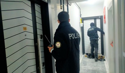 下载视频: Polis kapı kapı dolaşıp uyandırdı, binada yaşayanlar tahliye edildi