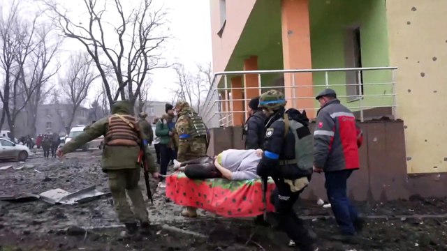 Киев просит Запад закрыть небо в ответ на обстрел роддома