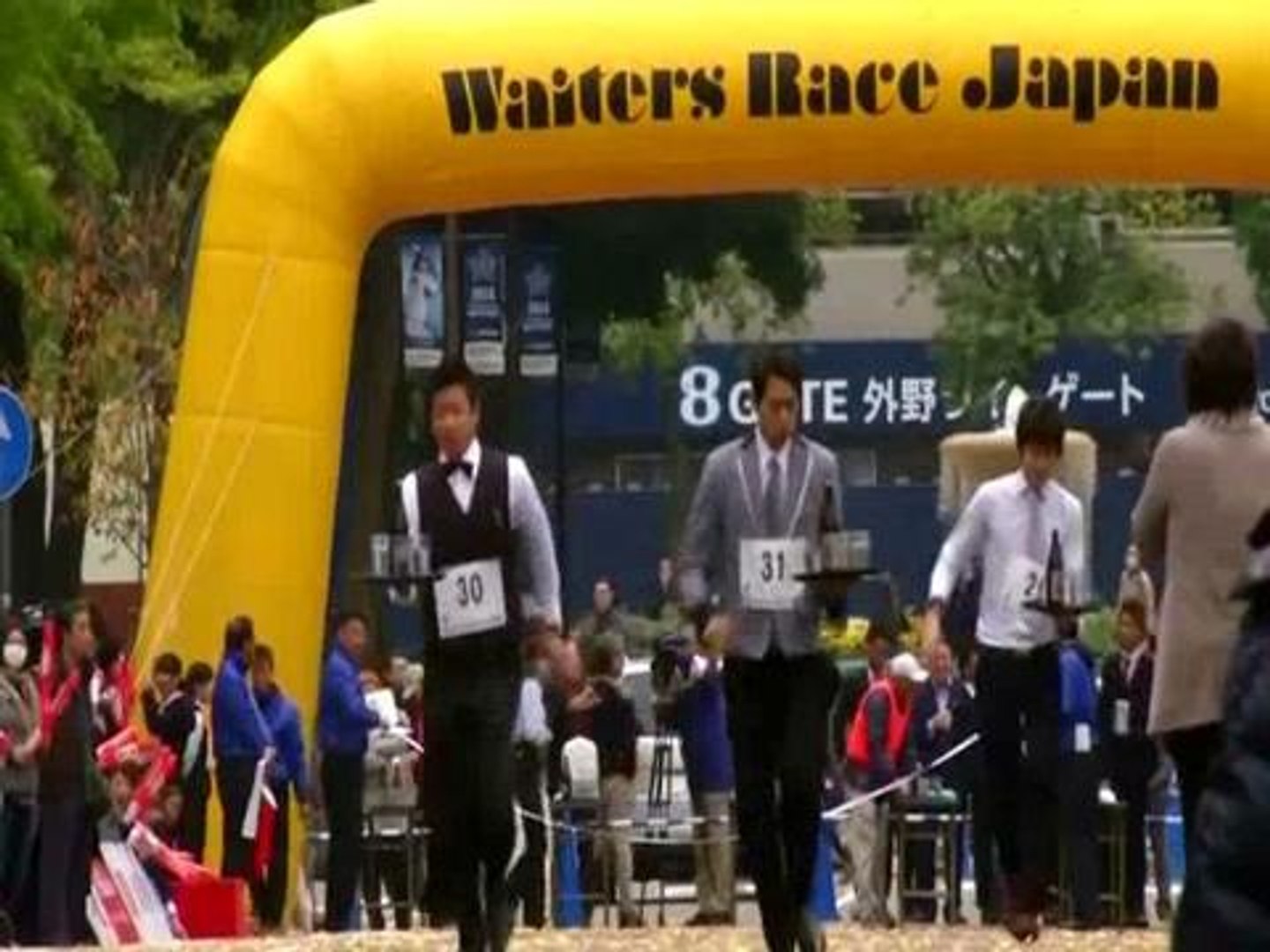 ⁣Japanese waiters test their speed