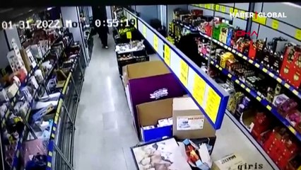 Sultanbeyli'da çarşaf giyen üç kişi oyuncak silahla market soymaya çalıştı