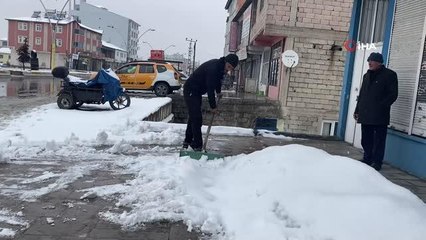 Ağrı'da kar yağışı kenti yeniden beyaza bürüdü.