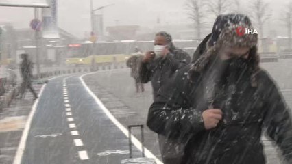 Üsküdar'da etkili olan kar yağışı vatandaşlara zor anlar yaşattı