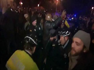 Brief scuffle between Chicago protesters, police