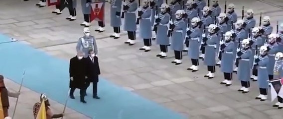 Herzog'u karşılama töreni ezan okundu