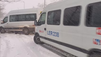 Son dakika haberleri... Esenyurt'ta kayan servis araçlarının kaza anları kamerada