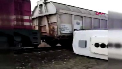 Yük treni işçi servisine çarptı! Çok sayıda yaralı