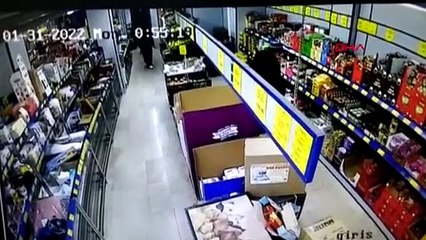 Kara çarşaf giyen erkekler oyuncak silahla market soymaya çalıştı