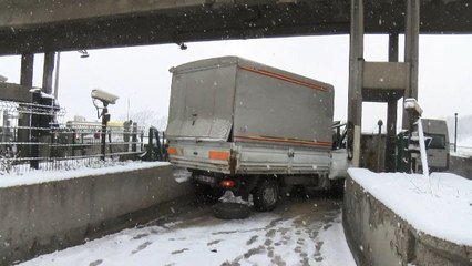 Esenyurt'ta kamyonet gişeye çarptı 2 yaralı