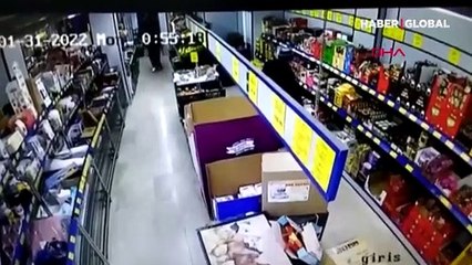 Çarşaf giydiler, oyuncak silahla market soymaya çalıştılar