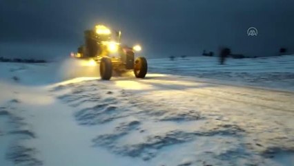 AFYONKARAHİSAR - Kar yağışı etkili oluyor