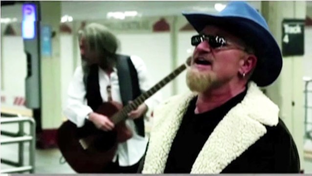 Le zapping du 12/05 : Concert de Bono et U2 incognito dans le métro new-yorkais