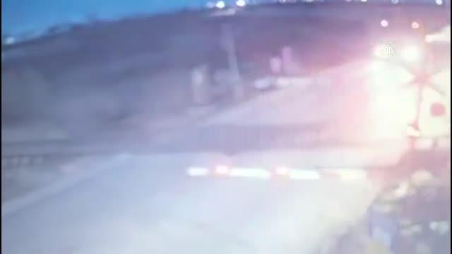 KIRKLARELİ - Yolcu treninin işçi servisine çarpması sonucu 27 kişi yaralandı - Trenin çarpma anı güvenlik kamerası