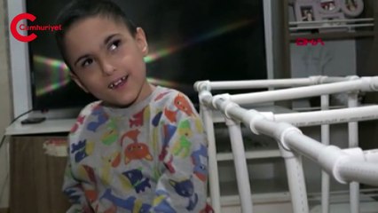 İnşaat işçisi baba oğlu yürüyebilsin diye su borularından düzenek kurdu