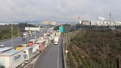 Download Video: İstanbul yolunda 8 kilometrelik TIR ve kamyon kuyruğu