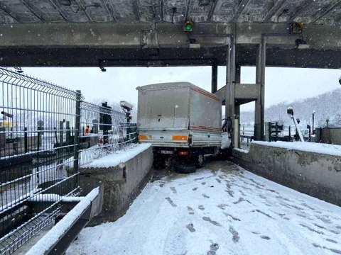 Son dakika haberleri: İstanbul'da kar yağışı kazaları da beraberinde getirdi: 2 yaralı