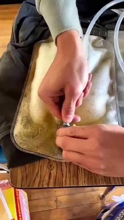 Il crée une veste qui aspire le jus de pomme de la cantine et le remplacer par de la bière