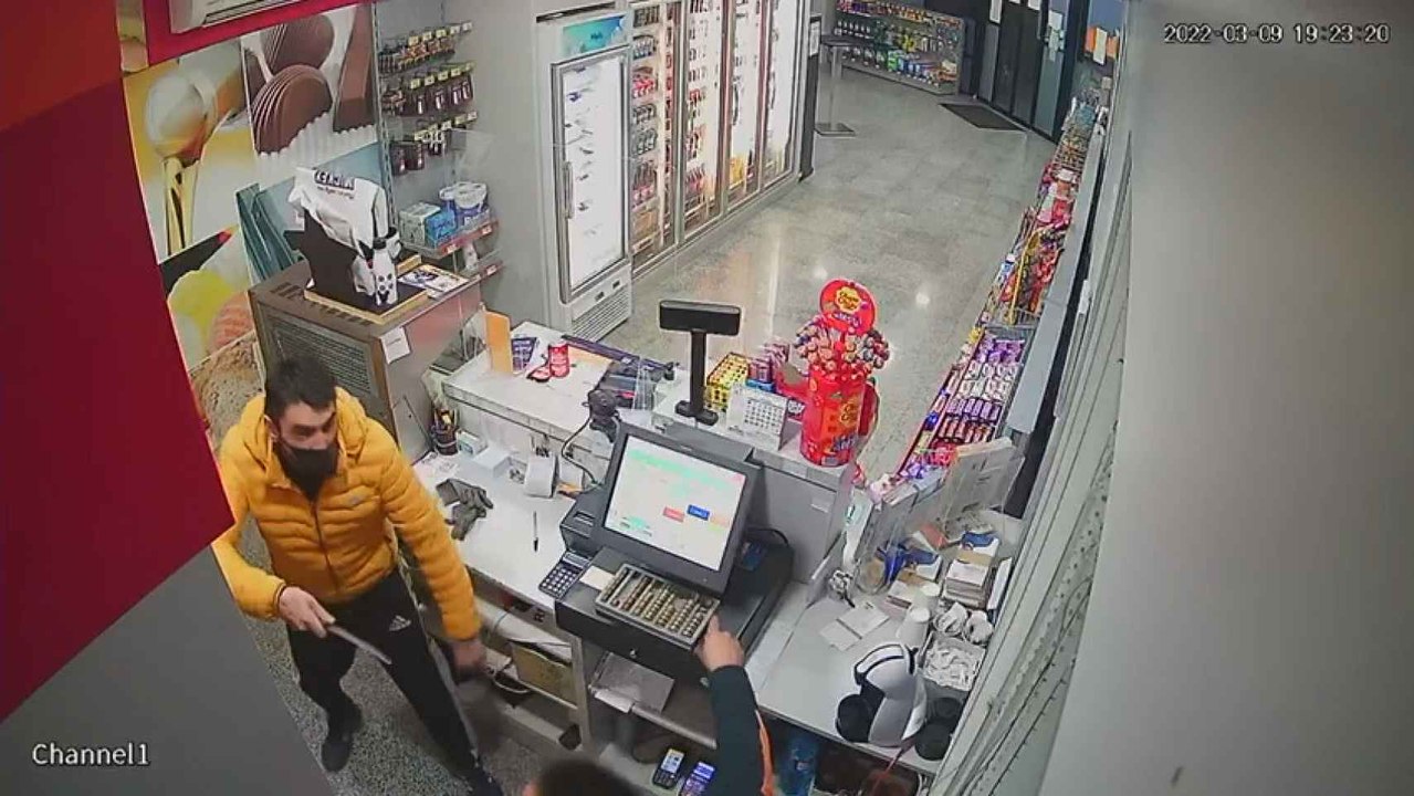 'El Rata' asaltando, cuchillo en mano, una estación de servicio de Tomelloso.