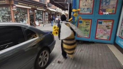 Arı kostümü giydi, sokak sokak gezip yağ stokçularını protesto etti