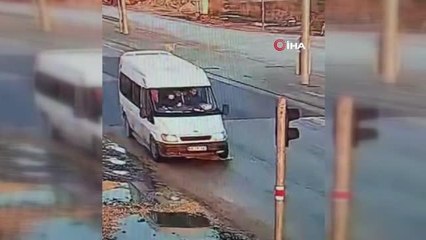 Yaralı köpeğe akıl almaz muamele... Önce minibüs çarptı, sonra barınak personeli yerde sürükledi