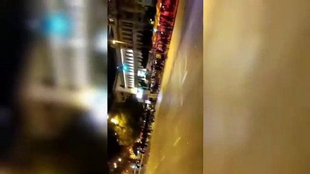 Ultras del Eintracht y el West Ham se enfrentan a palos en centro de Sevilla