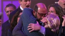 Le zapping du 16/03 : Les enfoirés 2015 : le baiser fougueux de Kad Merad et Dany Boon